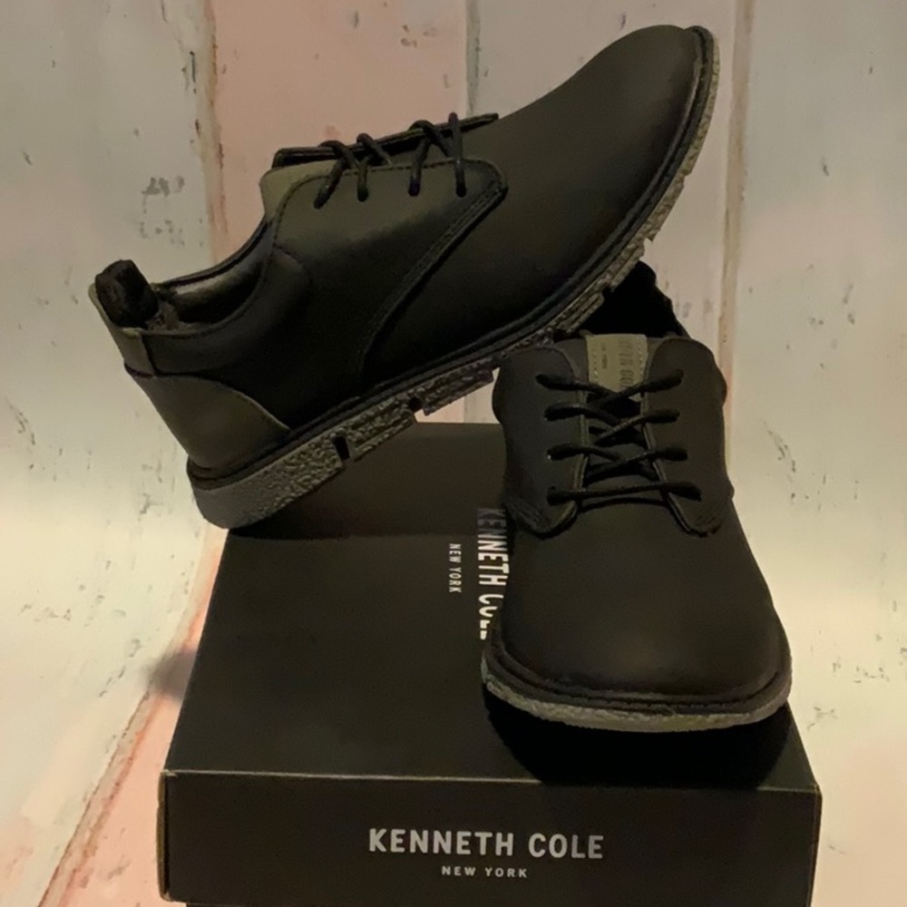 Kenneth Cole Broad-way Runner size Boys Size 1 NEW in box